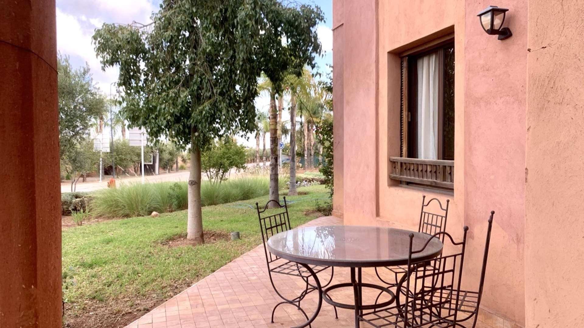 Location longue durée ,Appartement,Appartement 2ch salon en rez de jardin dans un golf à Marrakech ,Marrakech,Route de l'Ourika